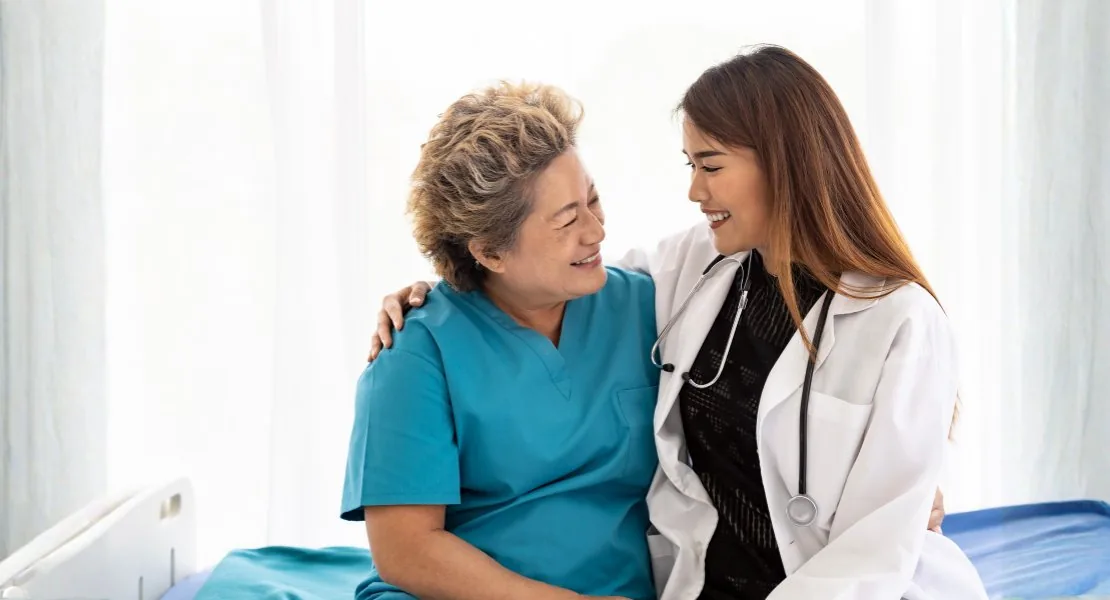 Médica com paciente em atendimento humanizado — Clínica Suort, ortopedia e reabilitação em São Paulo