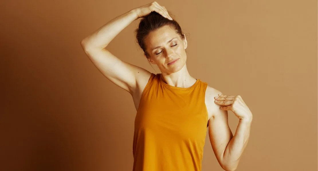 Mulher realizando exercício de amplitude de movimento do ombro — reabilitação ortopédica